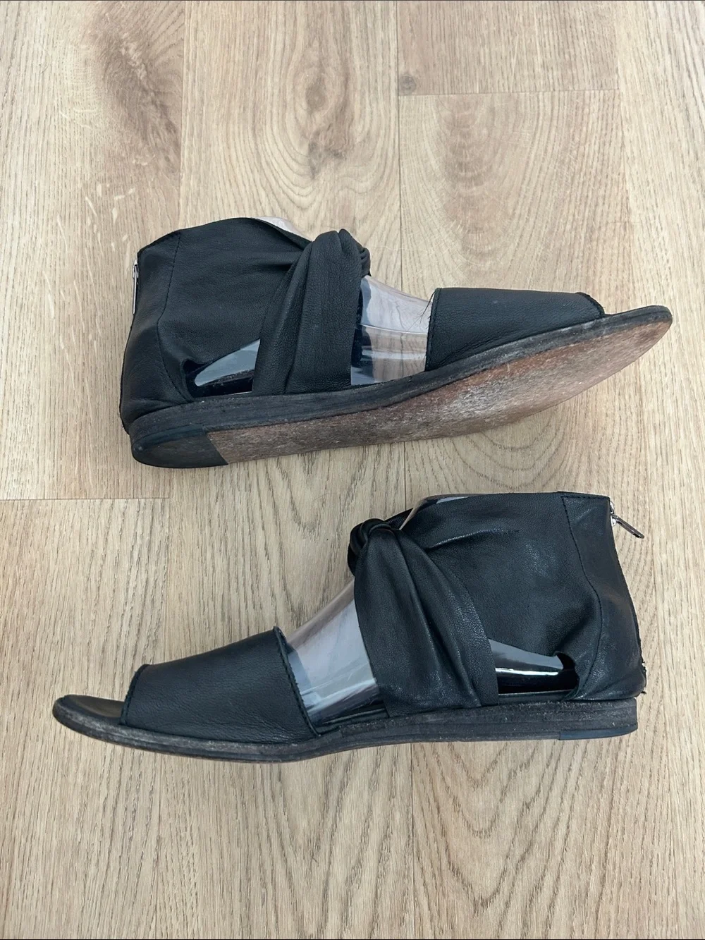 LD Tuttle Black leather gladiator sandals Size 38